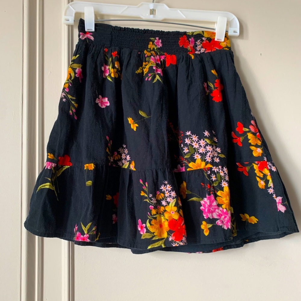 Flouncy ruffle floral skirt sz -XS